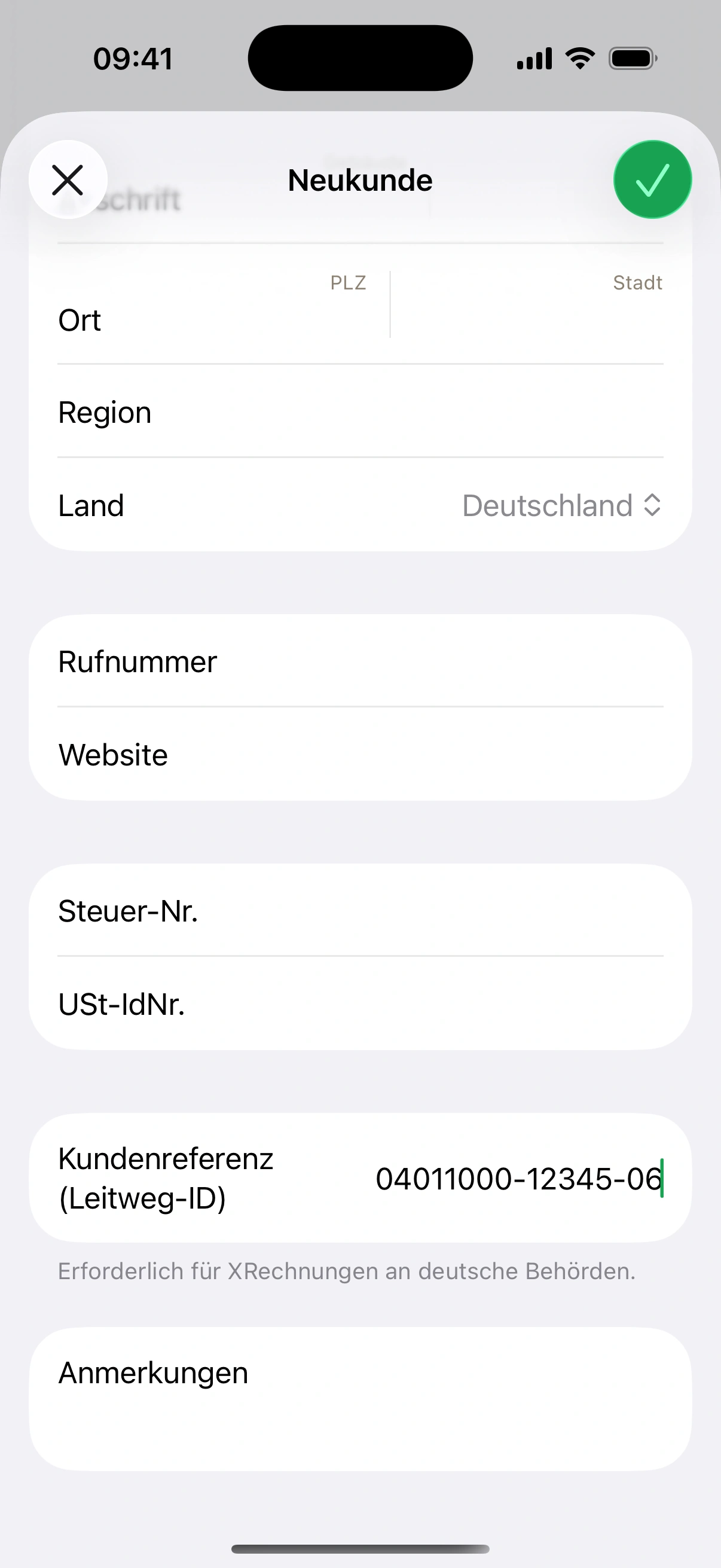 Kundenformular in Invoice.app mit dem Feld „Kundenreferenz (Leitweg-ID)“ für XRechnungen an Behörden